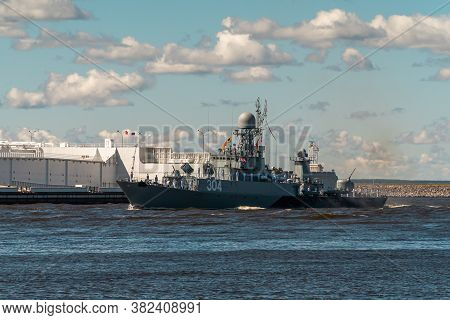 Russia. Kronshtadt. Small Anti-submarine Ship Urengoy Project 1331m Passes Near Kronstadt During The