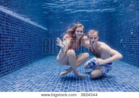 Пара под водой