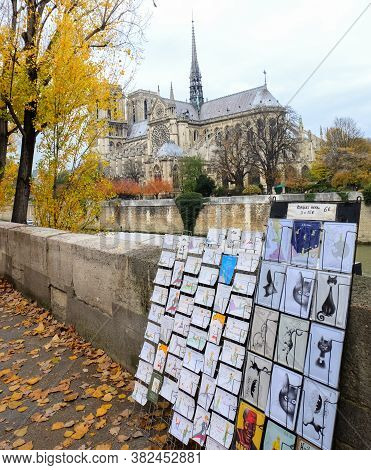 Paris, France - November 2017: Romantic And Beautiful Autumn Scenery Of Paris
