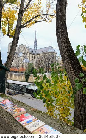 Paris, France - November 2017: Romantic And Beautiful Autumn Scenery Of Paris