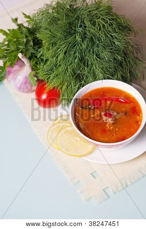 Kharcho zupa podawana z warzywami i zielony