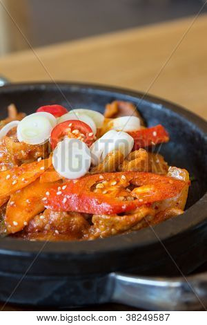 Krydret wok-stegt svinekød med grøntsager