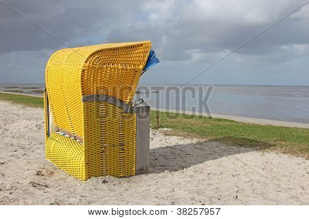 เก้าอี้ชายหาดสีเหลืองในทะเลเหนือ