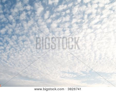 Overskyet blå himmel - baggrunden