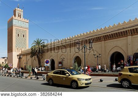 Marrakesh, Morocco-okt, 5, 2018: Petit, Small, Taxi At A Street In Marrakech, Shop Owners And A Taxi