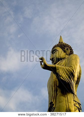 Buddha állva egy hegyi Wat Phra hogy Khao Noi4