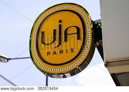 Bordeaux , Aquitaine / France - 08 25 2020 : Uja Paris Logo And Text Sign Of Un Jour Ailleurs Tradem