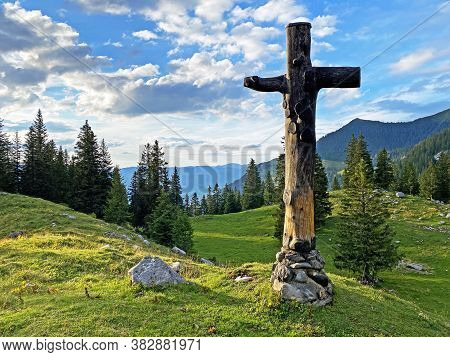 Crucifix On Älggialp And Next To The Geometric Centre Of The Switzerland (aelggialp - Geografischer 