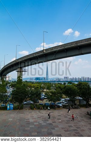 Seoul,south Korea-july 2019: Ttukseom Cheongdam Bridge With Lotte World Tower View At Ttukseom Hanga