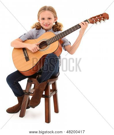 Bella dieci anni fa con la chitarra acustica sopra bianco con tracciato di ritaglio.
