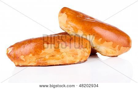 Empanadillas al horno frescos, aislados en blanco
