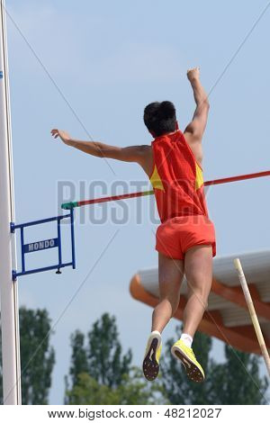 DONETSK, Ucraina - 12 luglio: Takumi Okamoto del Giappone compete nel salto con l'asta durante 8 Campionati del mondo si