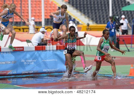 DONETSK, Ucrânia - 12 de julho: As meninas competem em 2000 m com obstáculos durante o VIII Campeonato Mundial juventude Champio