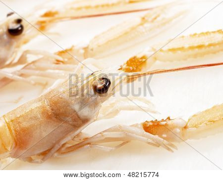 Kaksi Langoustines A valkoinen leikkuulauta