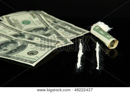 Kokaiini huumeet kasaan, ja rivit peili rullattu seteli, lähikuva