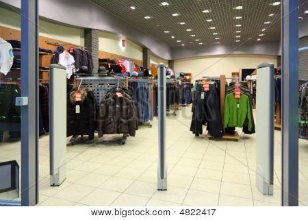 Vstup do sekce oblečení v obchodě