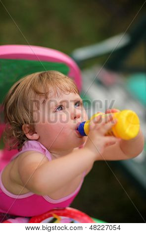 Tørstig baby pige