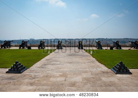 Salzen Batterie mit alten Kanonen und Kanonenkugeln auf Burg Valletta, Malta