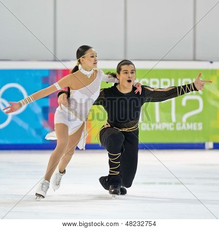INNSBRUCK, Østrig - januar 17 Karina Uyurova og Ilias Ali (Kazachstan) sted 6: e i par isen