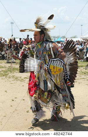 Neidentifikovaný Native americká tanečnice v NYC Pow Wow v Brooklynu