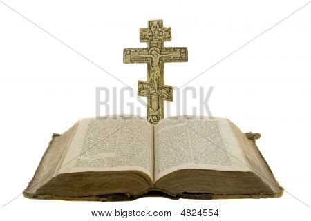 Nagyon régi Vintage nyitott Biblia és a nagy templom kereszt közelében, hogy elszigetelt fehér háttér felett