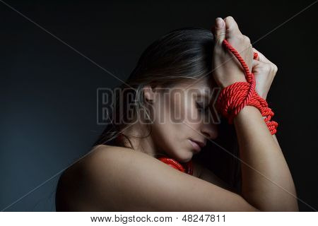 красивая молодая женщина, связали веревкой красный