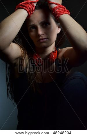 Красивая молодая женщина с красной Наушники