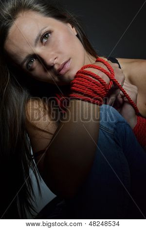 Красивая молодая женщина с красной Наушники