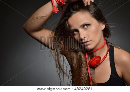 Красивая молодая женщина с красной Наушники