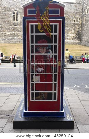 WINDSOR, Velká Británie - 21. července: The Queen Elizabeth II, líčil Timmy Mallet okruhu královská poštovní schránka. Ar