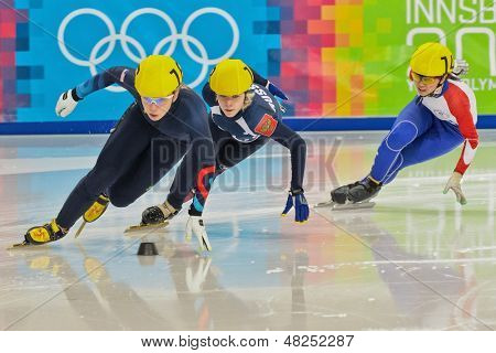 INNSBRUCK, Østrig - januar 18 Sarah Warren (USA, #16) placerer 4th i damernes 1000 m short track