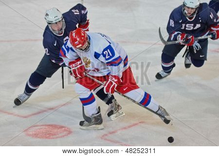 INNSBRUCK, Rakousko - 18. ledna Andrey Svetlakov (RUS) a Jack Eichel (USA) bojovat o puk v t