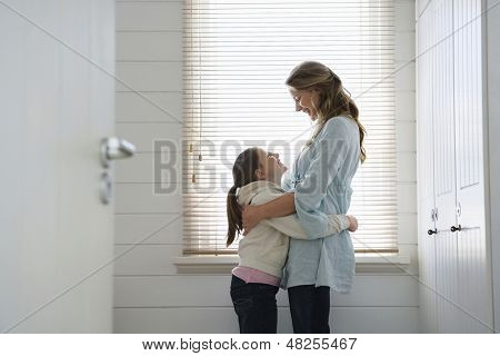 プロファイルの愛情のある母と娘のブラインドによって受け入れショット