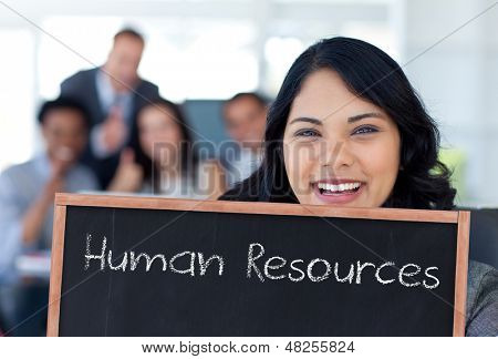 Empresária segurando uma lousa com recursos humanos escritos nele