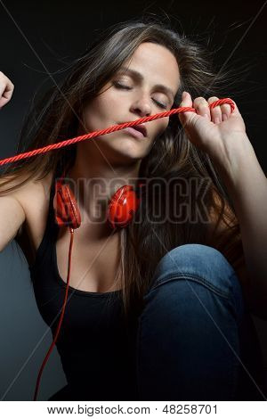 Красивая молодая женщина с красной Наушники