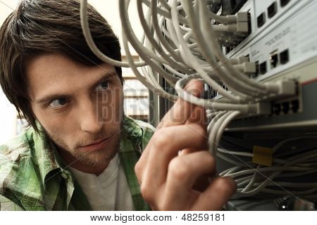 Primer plano de un ingeniero de red en la sala de servidores