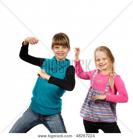 Deux jeunes filles dansant