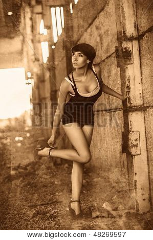 güzel seksi esmer kadın kız ayakta bir şehir sokakta, pr