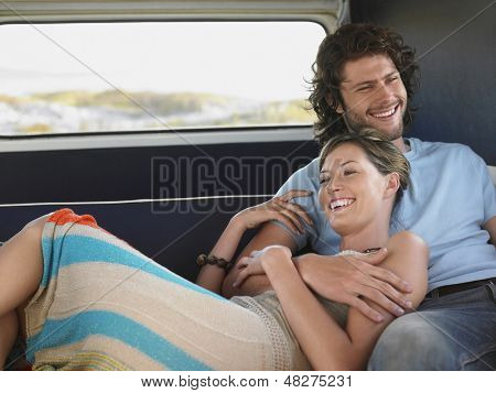 Milující, mladý pár relaxaci v campervan během výlet