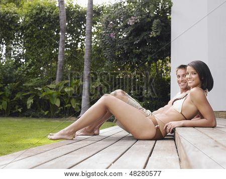 Pełnej długości boku o pół ubrany młoda para relaks na świeżym powietrzu