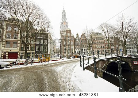 雪与 Zuiderkerk 在冬天在荷兰阿姆斯特丹