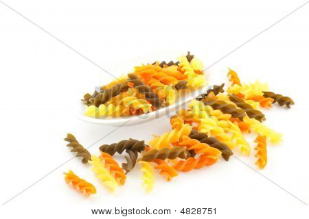 Flerfarvede Pasta på en hvid baggrund