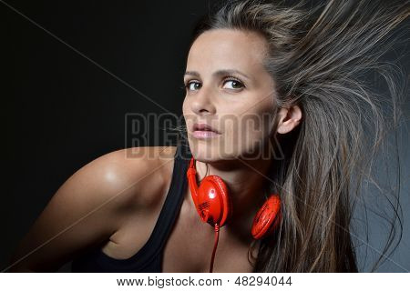 Красивая молодая женщина с красной Наушники