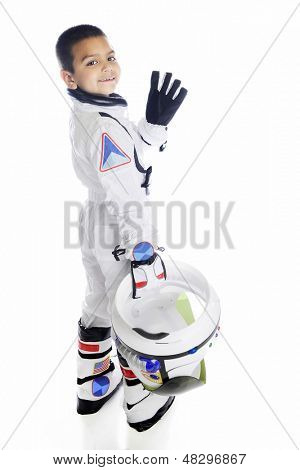 Primaire âgés « astronaut » en tournant et en agitant comme il s'éloigne le spectateur avec son casque que j'ai