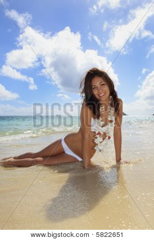 jovem mulher com um biquíni branco