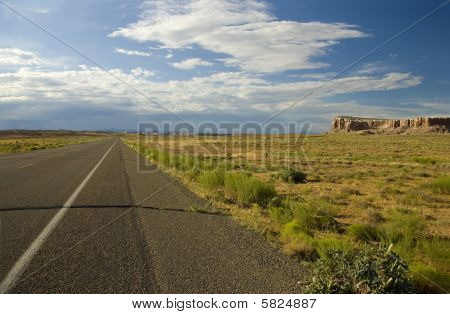 Issız çölde yol