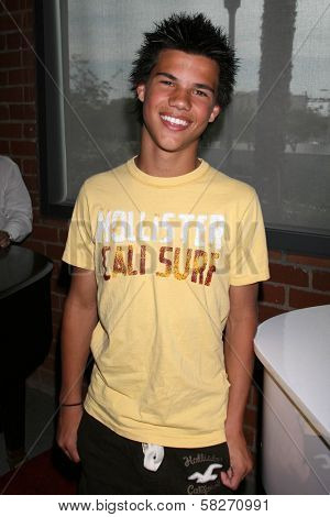 Taylor Lautner at the Launch of Kwel Magazine. Gibson Baldwin Showroom, Beverly Hills, CA. 04-14-07
