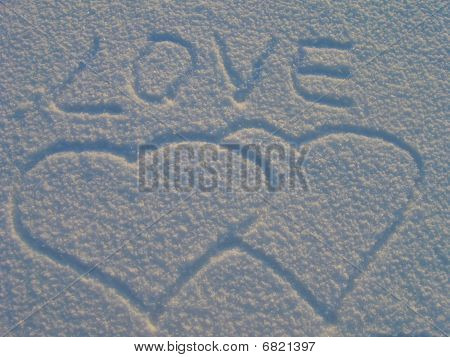 twee harten op sneeuw