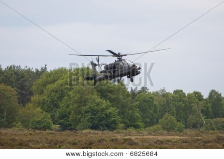 Apache Hoovering sopra la terra