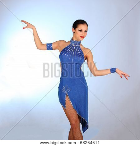 Burlesque dancer with red blue dress for latina dance